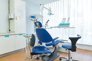 牙科诊疗室里的医疗设备